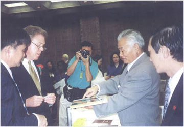 趙中州在華盛頓中國專(zhuān)利博覽會(huì )上與美國專(zhuān)利商標局Q.Todd.DickinSon局長(cháng)交談中州藥膏專(zhuān)利技