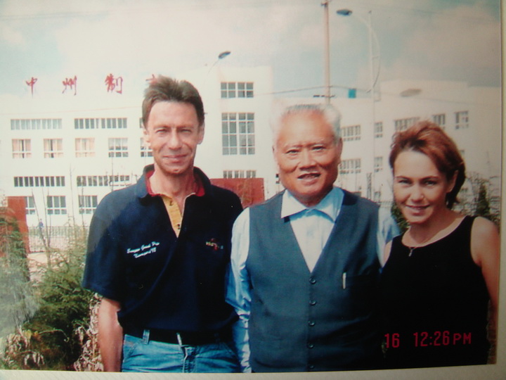 與歐洲藥商簽出口合同合影